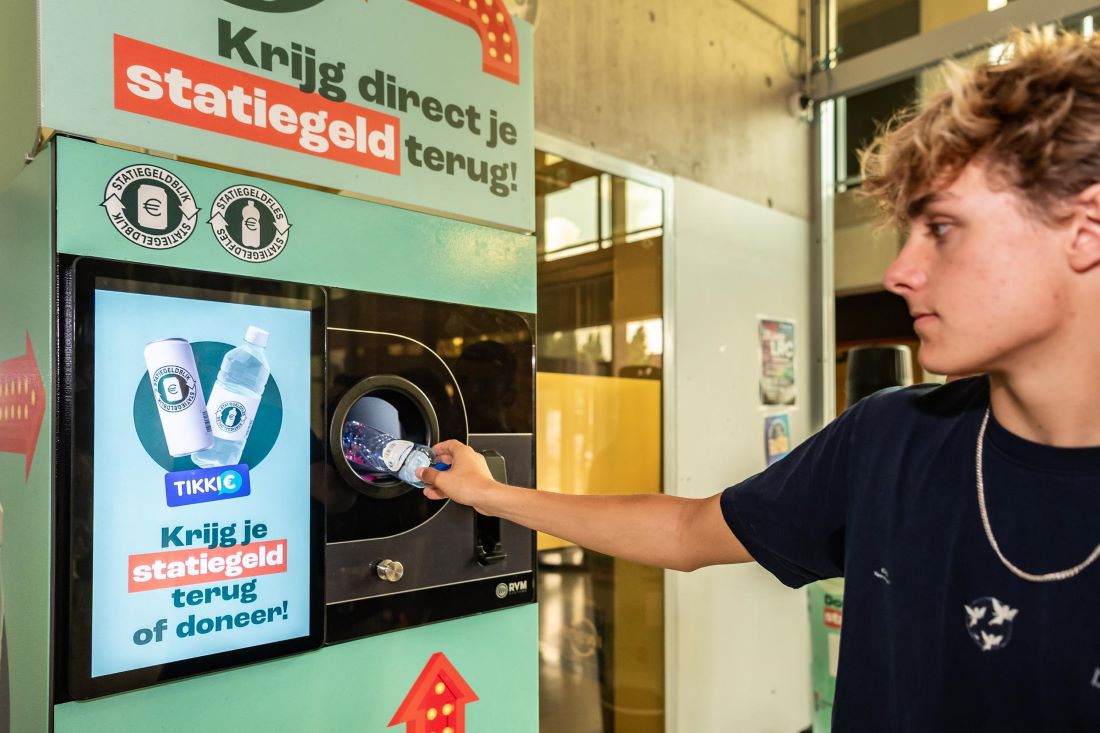 Statiegeld Nederland plaatst eerste inlevermachine voor blikjes en flesjes op middelbare school
