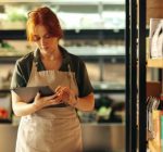 Bijna helft winkelmedewerkers ervaart negatieve werksfeer door klagende klanten